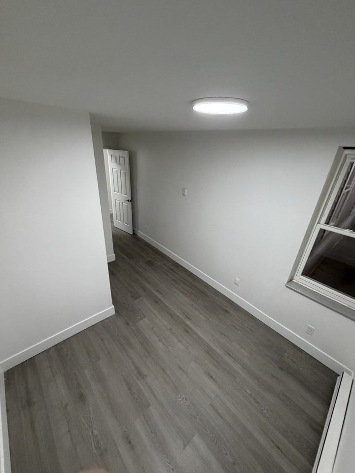 1123 Queenston - Photo 2 of 5