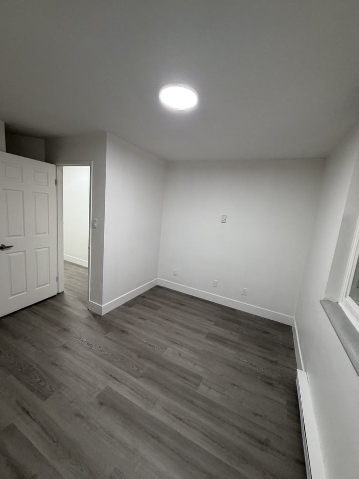 1123 Queenston - Photo 3 of 5