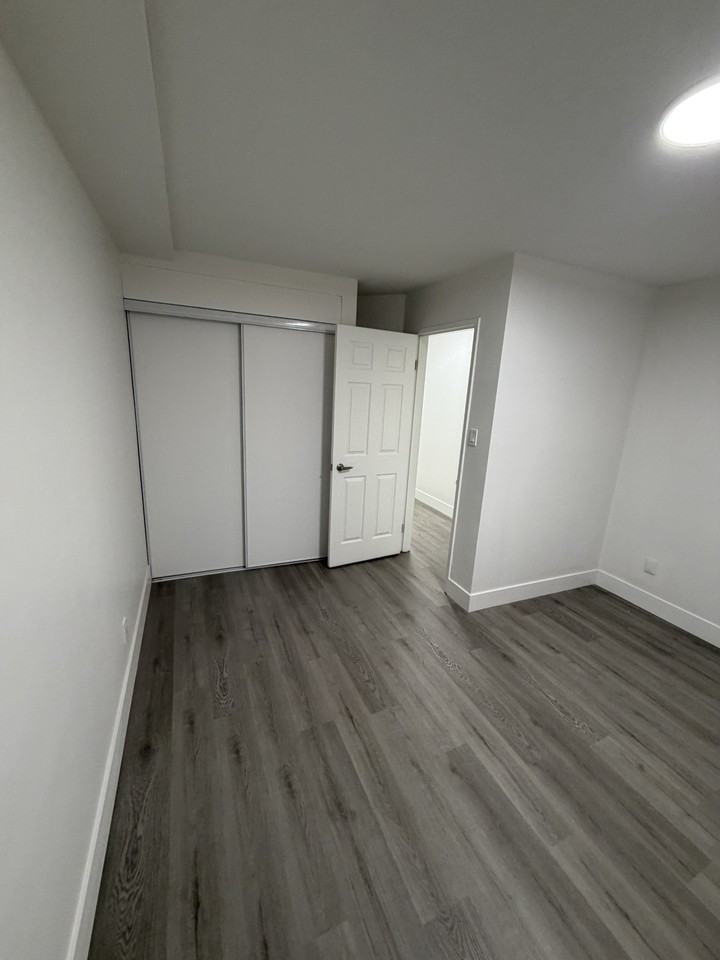 1123 Queenston - Photo 4 of 5