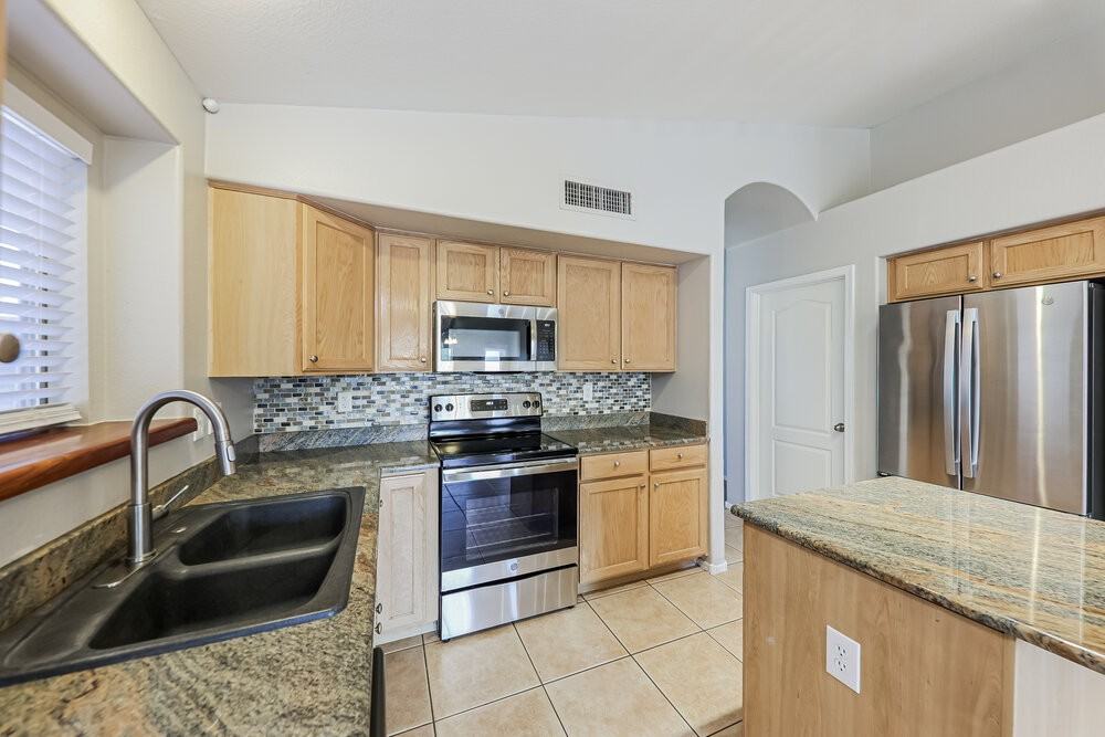 15415 W Lea Ln - Photo 6 of 16