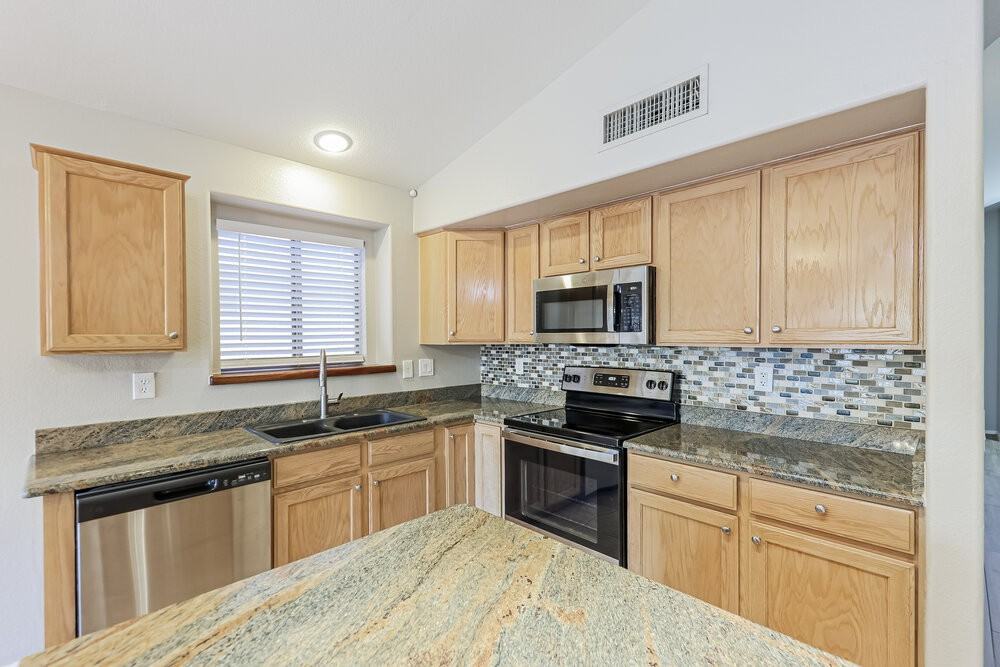 15415 W Lea Ln - Photo 7 of 16