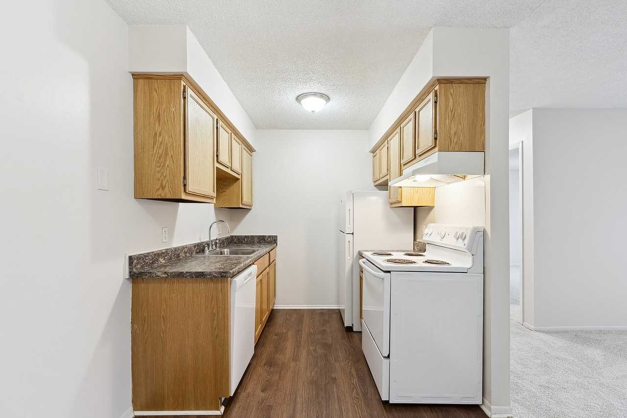 Clinton Manor Apartments - Photo 4 of 38