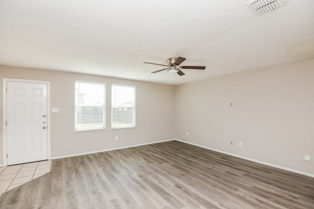 1429 Blazing Star Trl - Photo 4 of 17