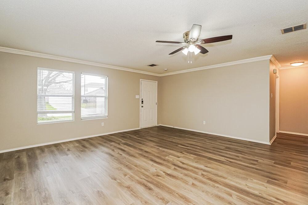 2724 Woodlake Pkwy - Photo 5 of 16