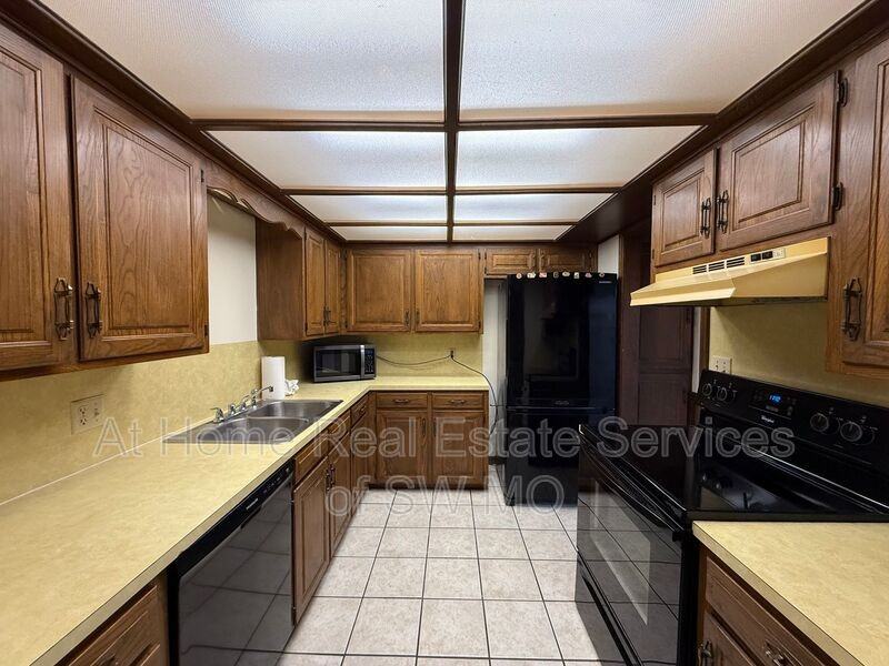 1701 E Lark St - Photo 4 of 17