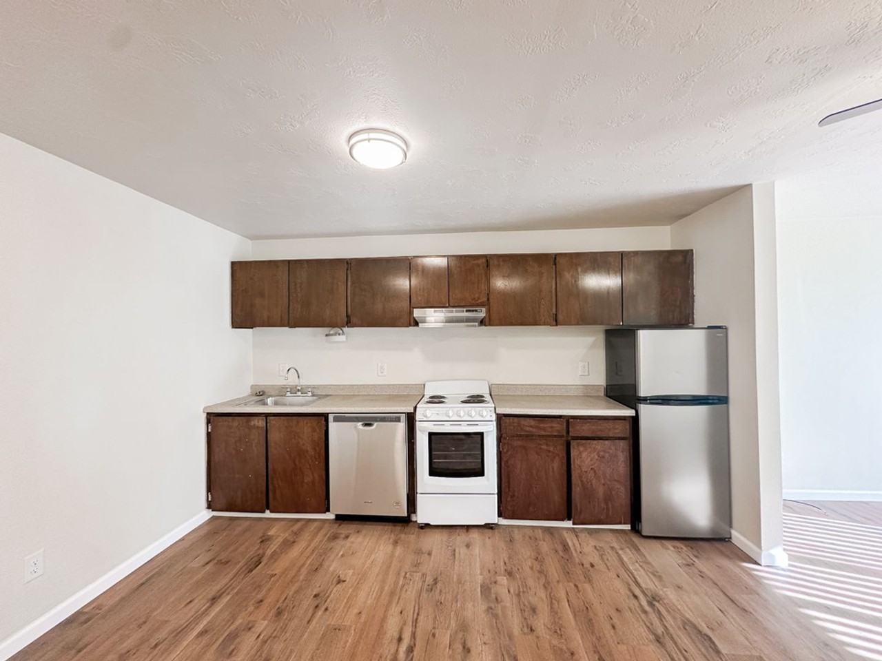 The Pines Apartments - Photo 5 of 35