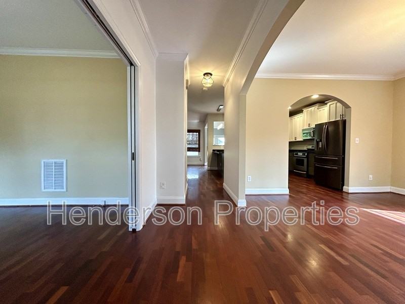 2229 Chesterfield Ave - Photo 5 of 46