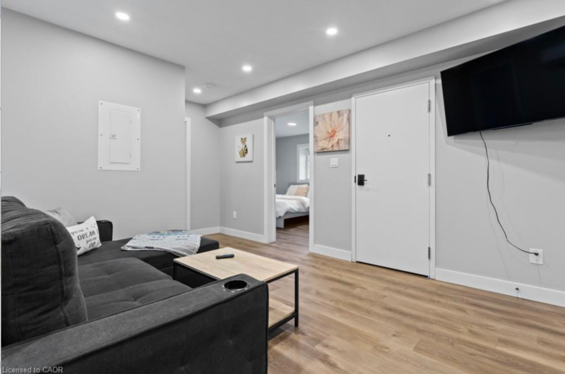 168 Picton St E - Photo 4 of 16