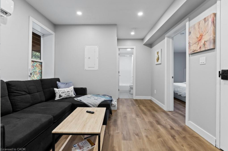 168 Picton St E - Photo 5 of 16