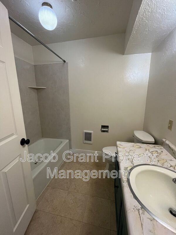 1440 Vega Cir - Photo 5 of 10