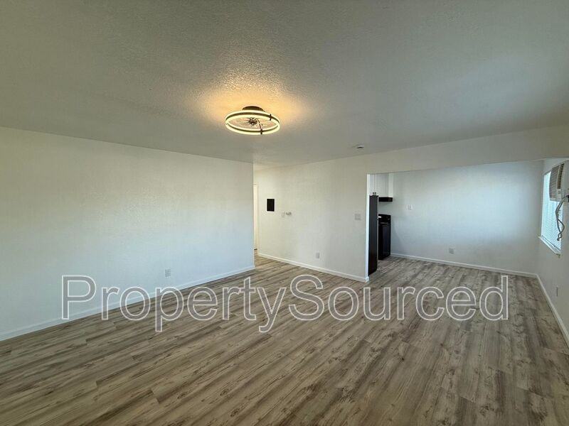 911 H St #2 - Photo 4 of 29