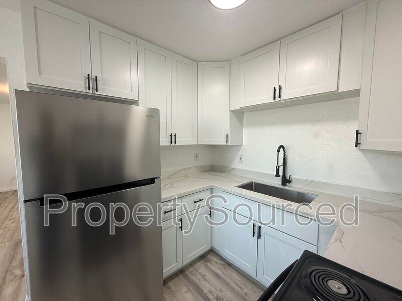 911 H St #2 - Photo 7 of 29