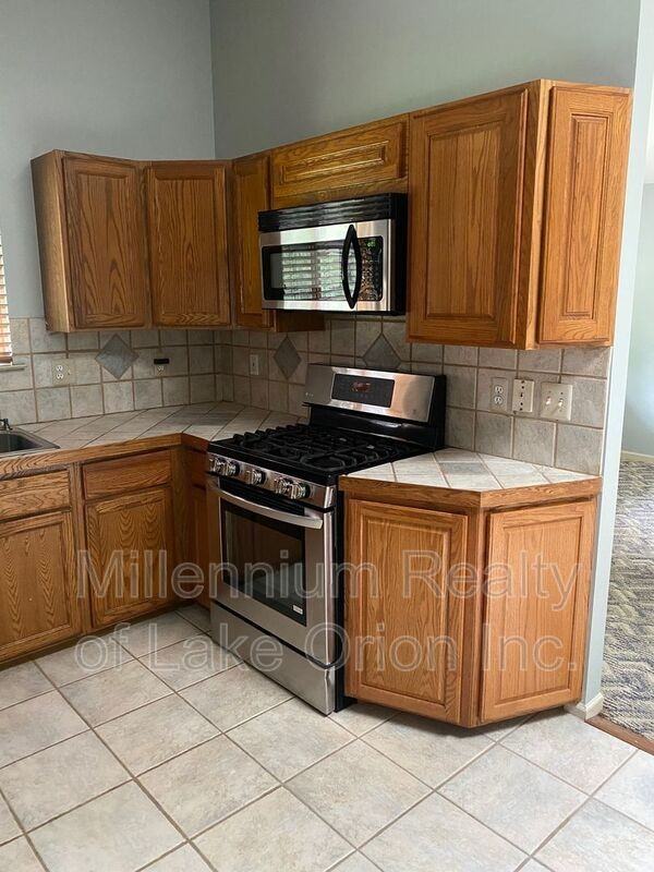 2493 S Ortonville Rd - Photo 3 of 19