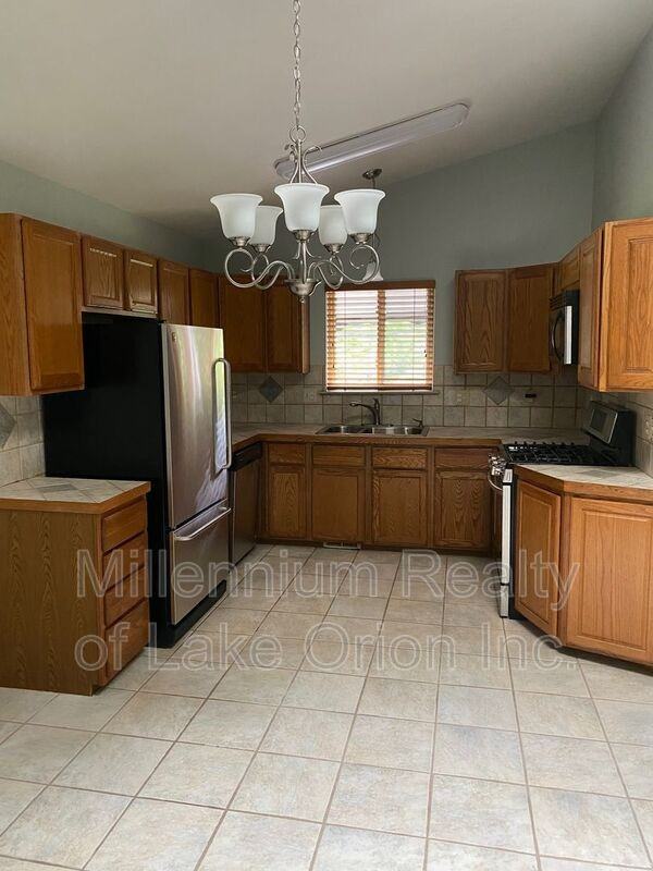 2493 S Ortonville Rd - Photo 5 of 19