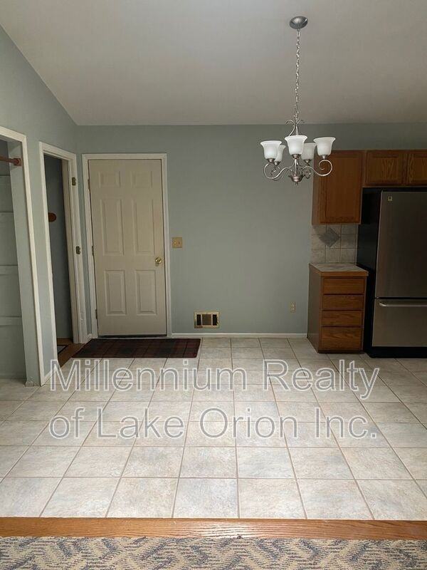 2493 S Ortonville Rd - Photo 7 of 19