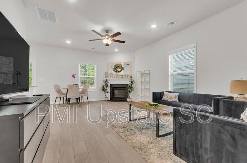 1110 Silverbend Trl - Photo 5 of 32