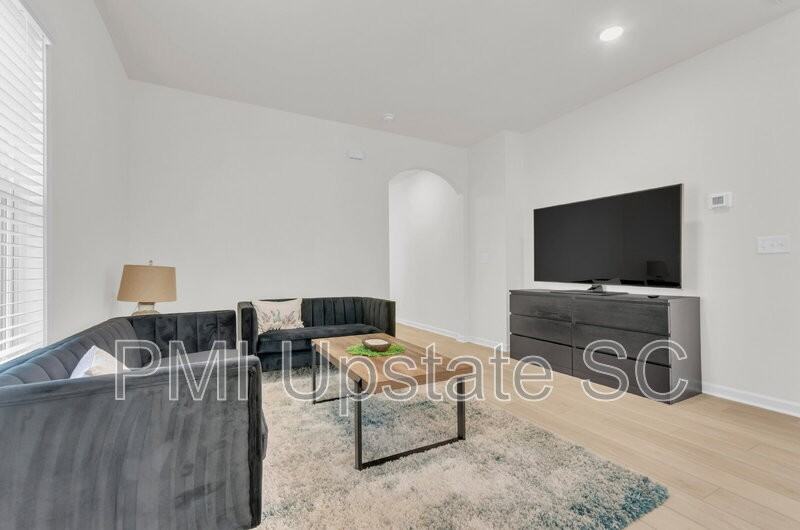 1110 Silverbend Trl - Photo 7 of 32