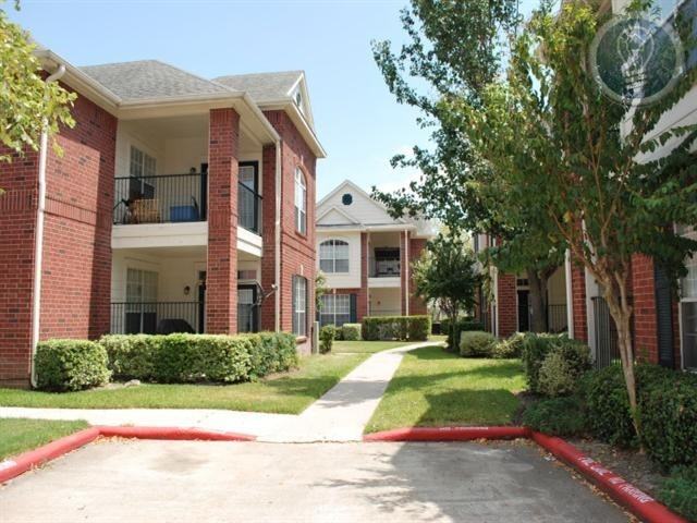 12101 Steepleway Blvd - Photo 3 of 10