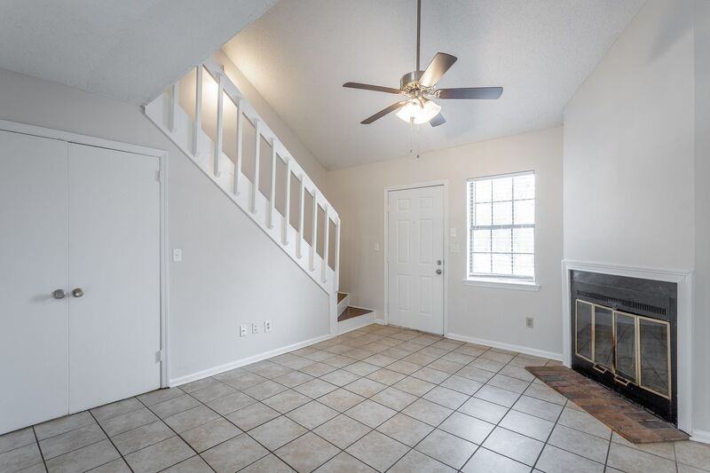 121 Goodson Ave #F - Photo 3 of 23