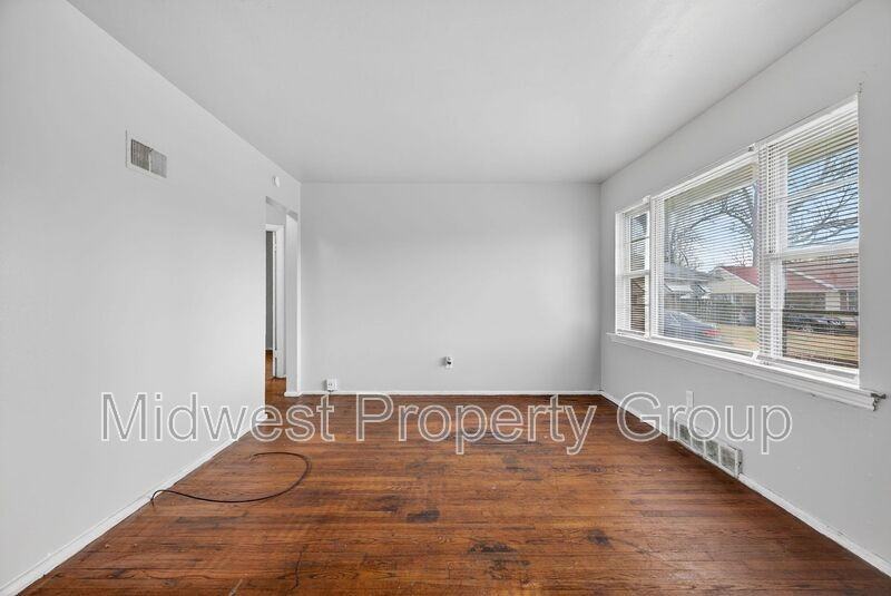 5900 Sheriton Dr - Photo 3 of 21