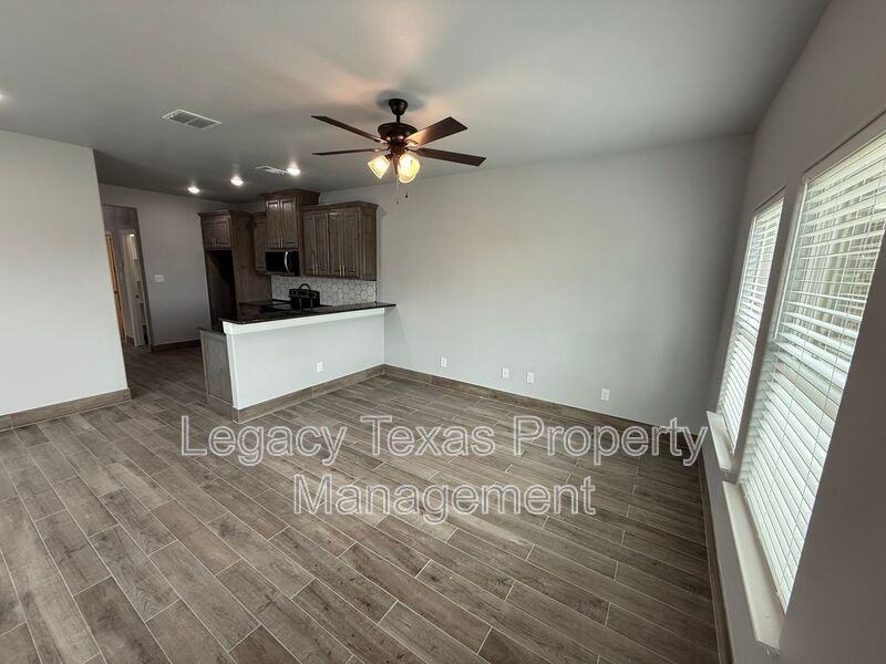 910 Fuller Ave - Photo 5 of 42