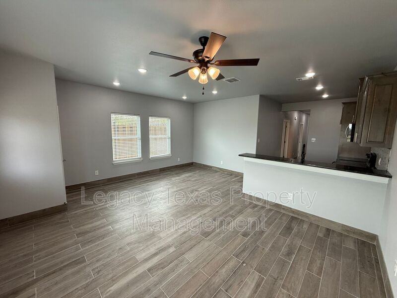 910 Fuller Ave - Photo 6 of 42