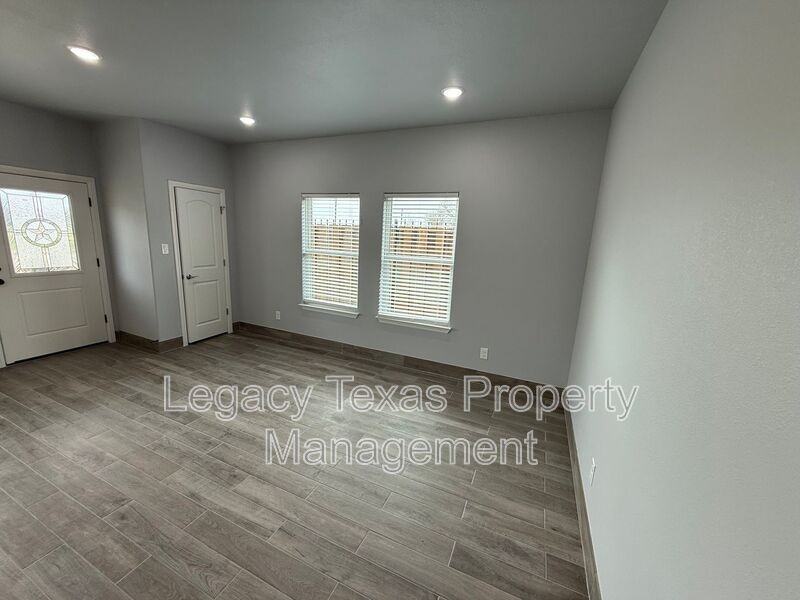 910 Fuller Ave - Photo 7 of 42