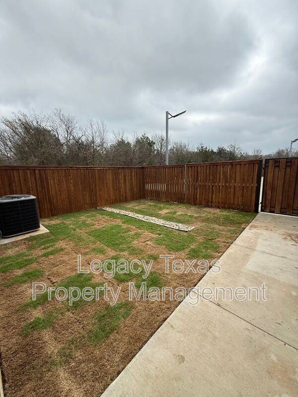 910 Fuller Ave - Photo 3 of 47