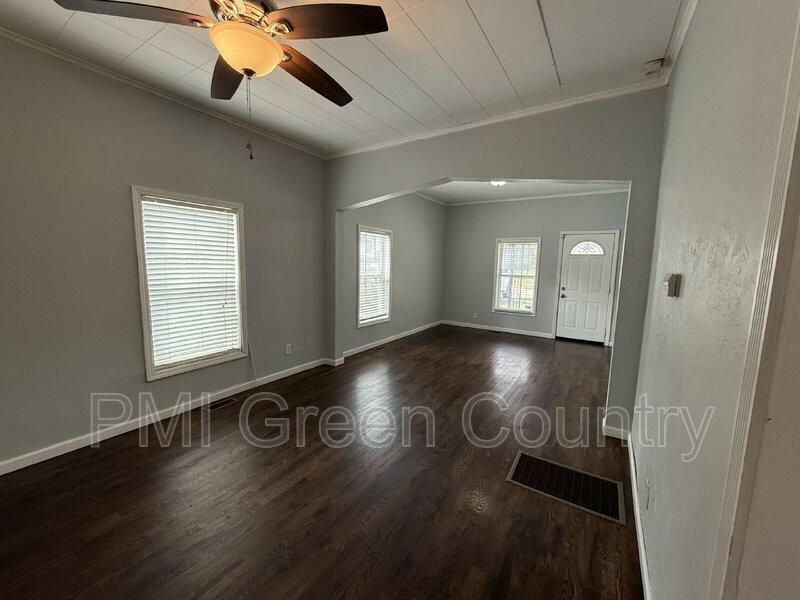 1139 S Yorktown Ave - Photo 4 of 15