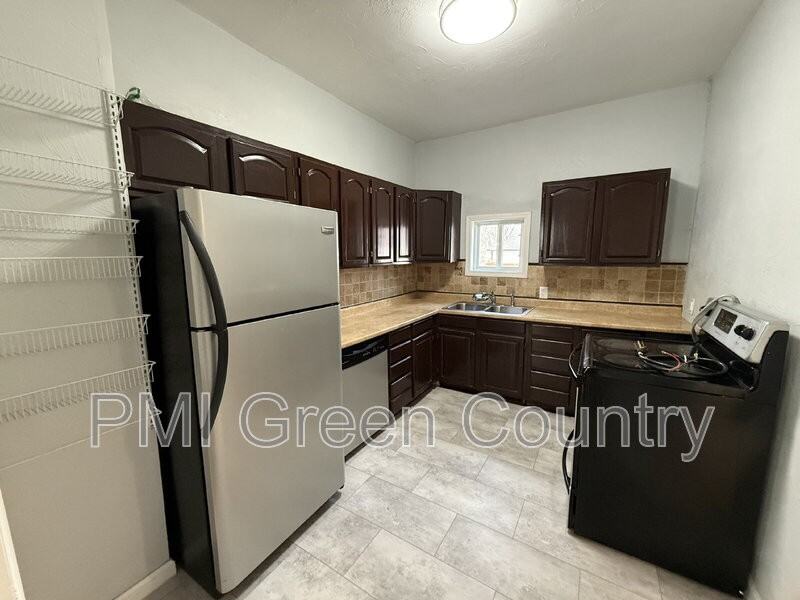 1139 S Yorktown Ave - Photo 5 of 15