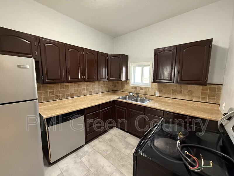 1139 S Yorktown Ave - Photo 6 of 15