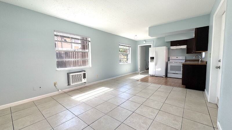 215 N Wild Olive Ave #3 - Photo 3 of 11