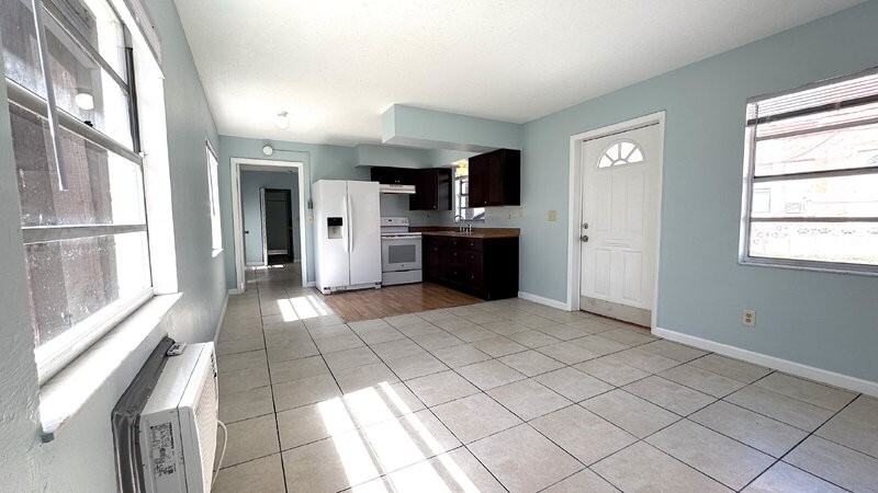 215 N Wild Olive Ave #3 - Photo 4 of 11