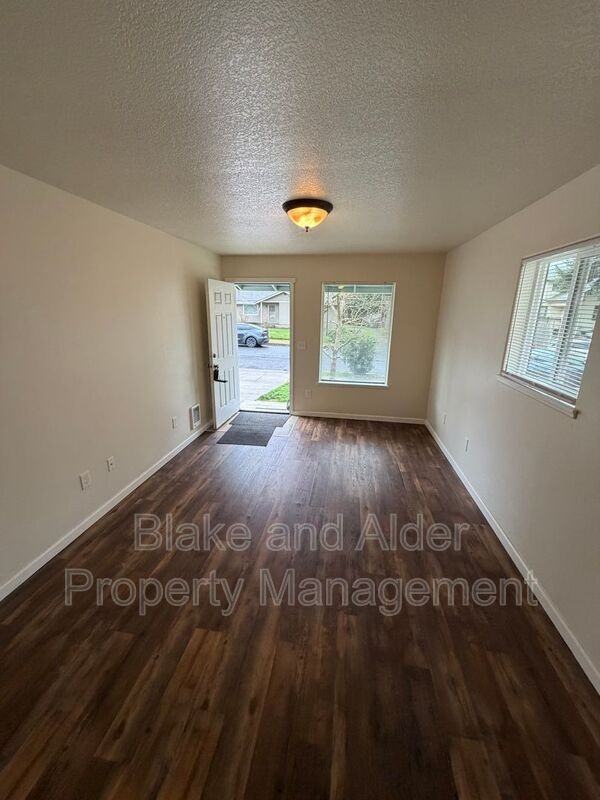 13637 Se Center St - Photo 3 of 14