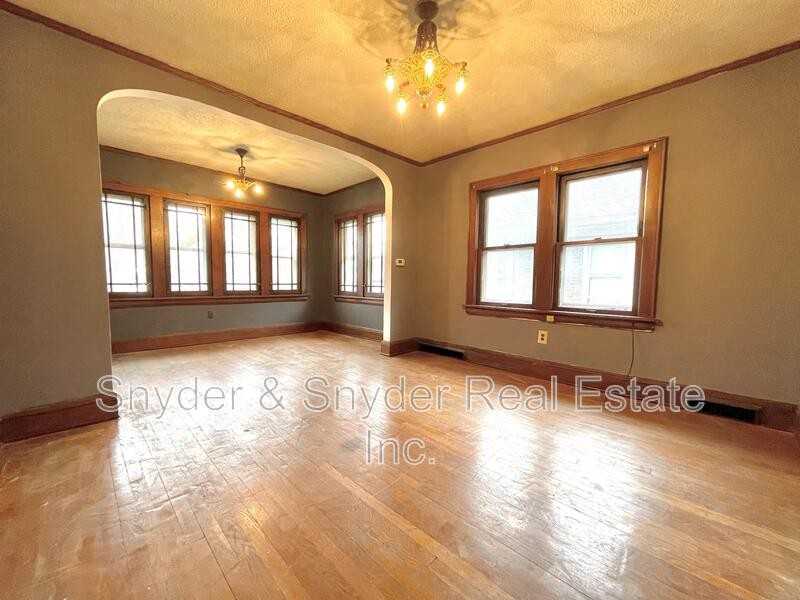 689 Schiller Ave #4 - Photo 3 of 10