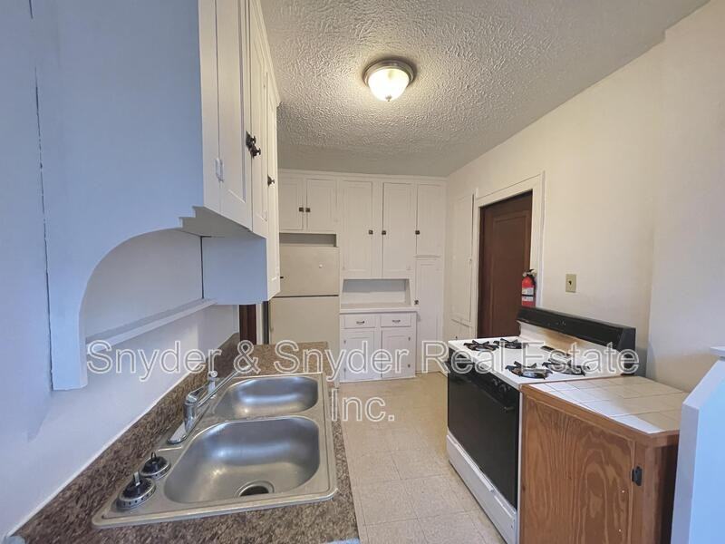 689 Schiller Ave #4 - Photo 4 of 10