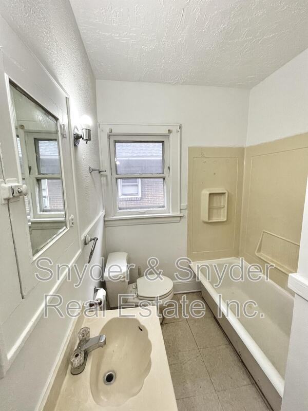 689 Schiller Ave #4 - Photo 7 of 10