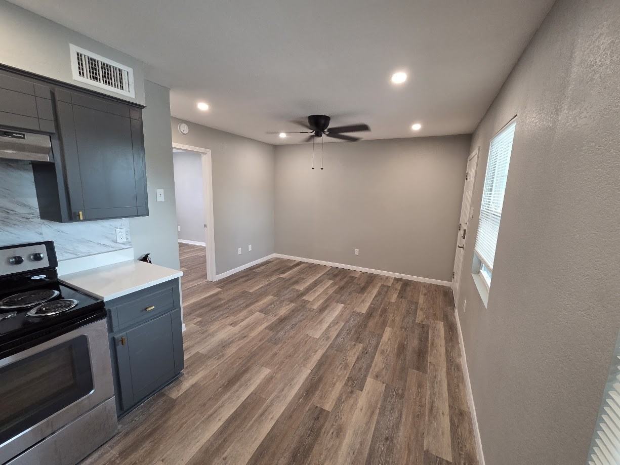 716 Ave I Apts - Photo 3 of 10