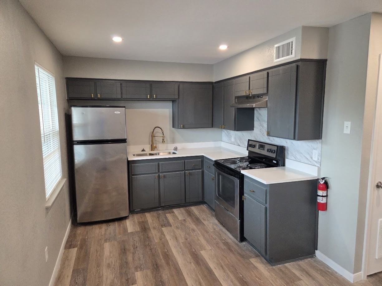 716 Ave I Apts - Photo 4 of 10