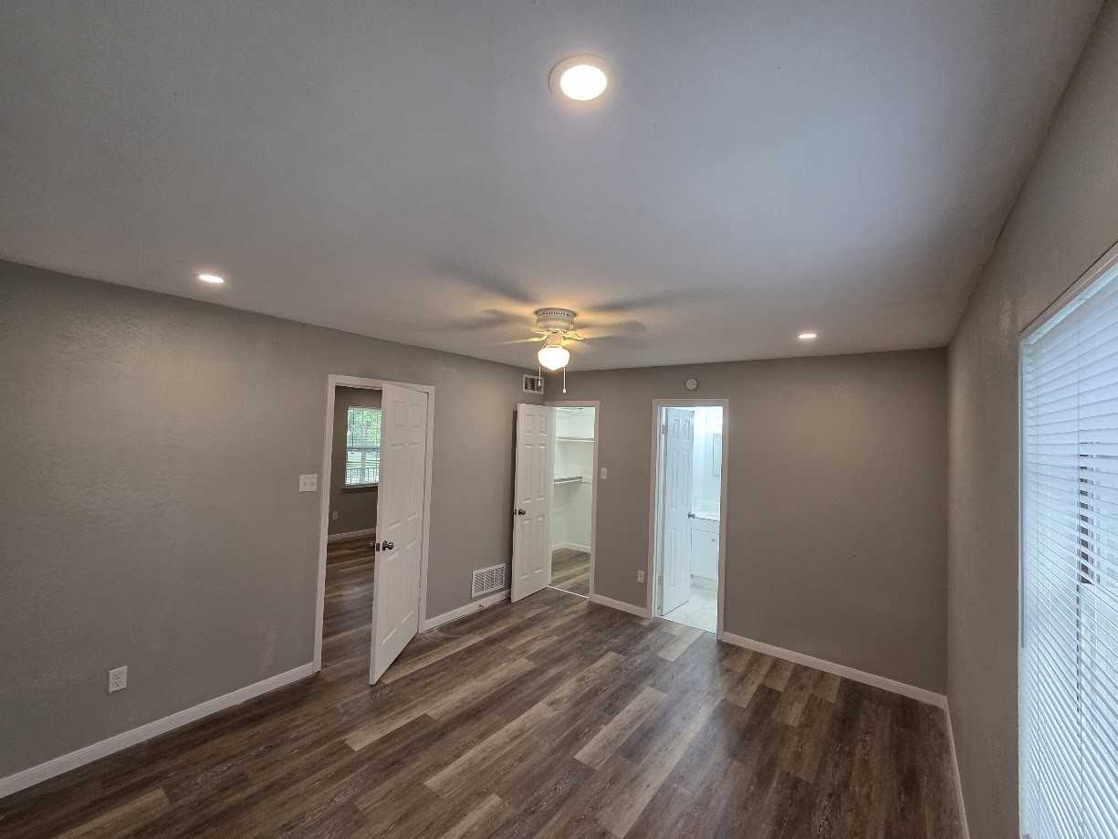 716 Ave I Apts - Photo 5 of 10