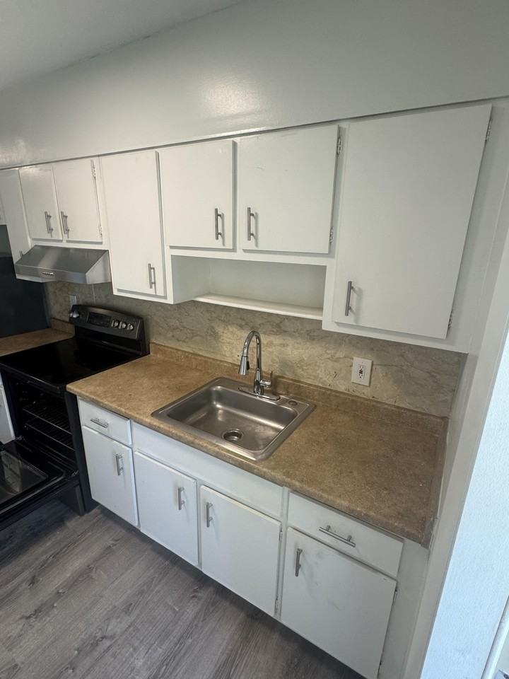 340 - Hemingway At Wilton Manors LLC - Photo 2 of 16