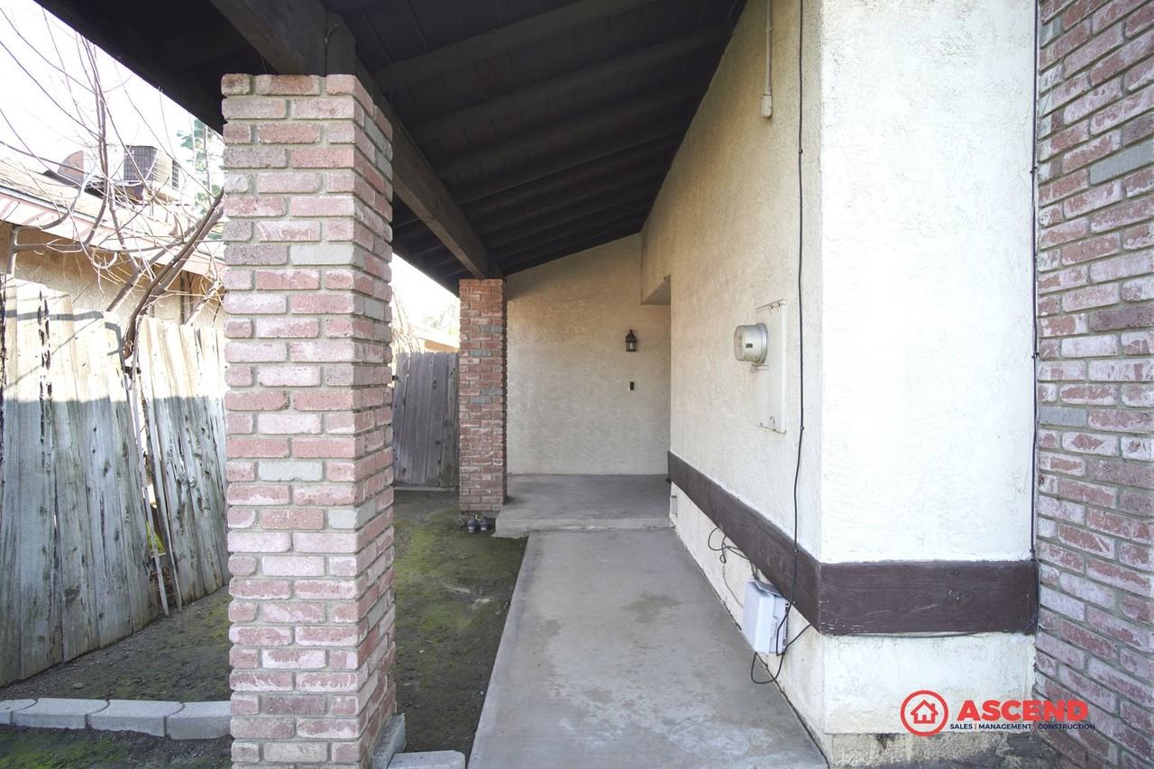 4413 White Ln - Photo 4 of 36