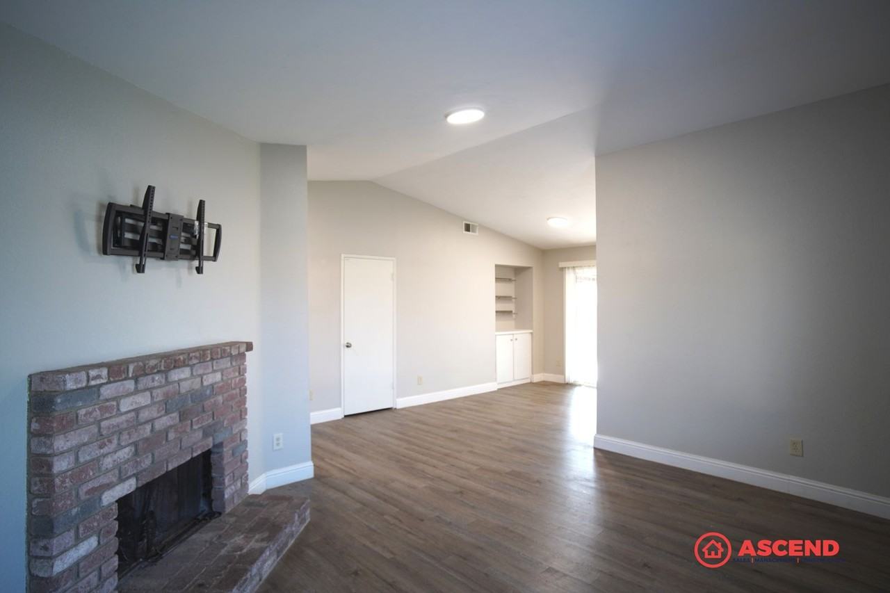 4413 White Ln - Photo 6 of 36