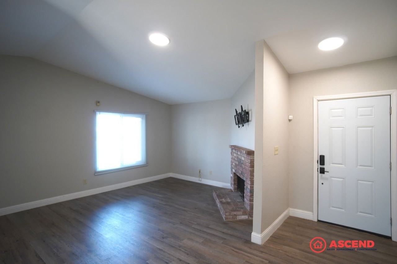 4413 White Ln - Photo 7 of 36