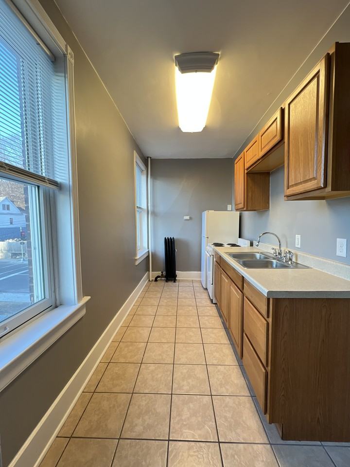 1004 Bluff Street - Photo 4 of 10