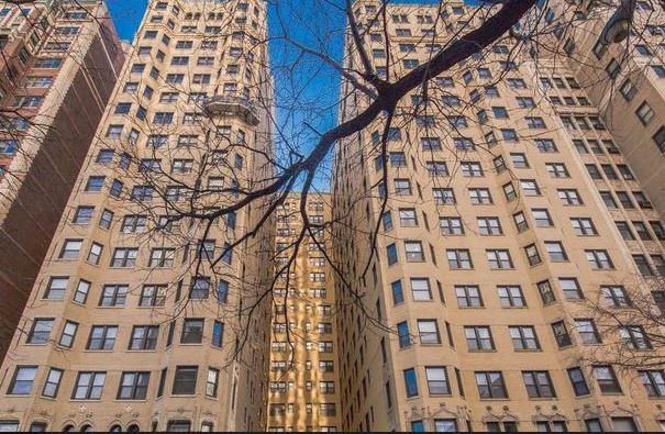 W Fullerton Ave & N Clark St - Photo 4 of 17