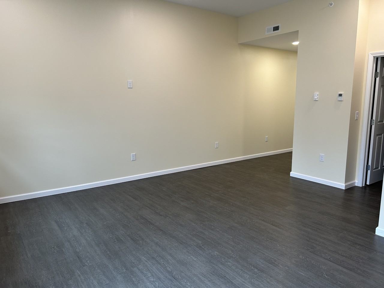 5058 New York 31 - Photo 2 of 9