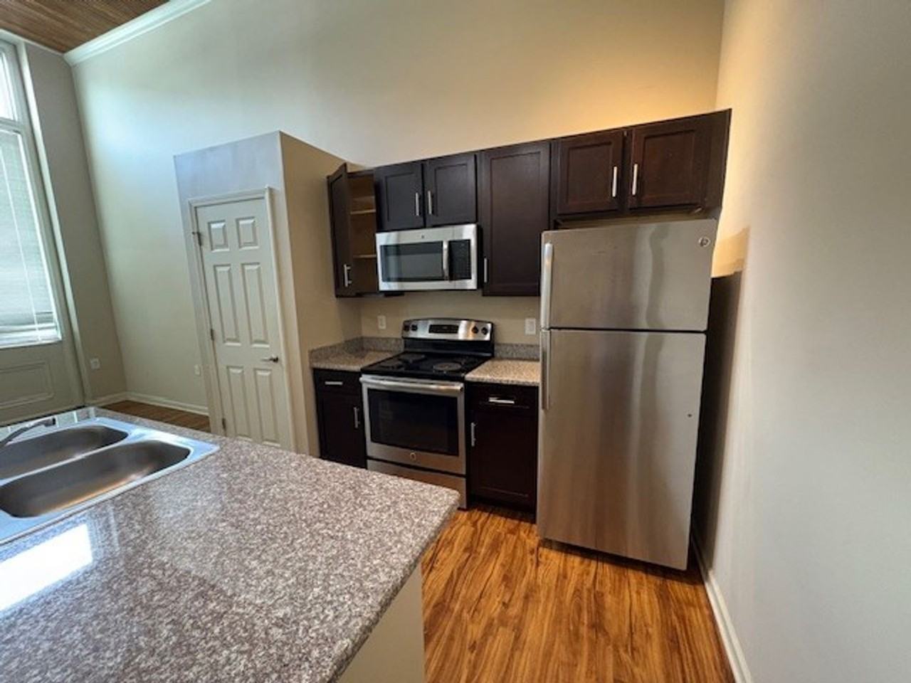 466 Poplar St #1 - Photo 3 of 9