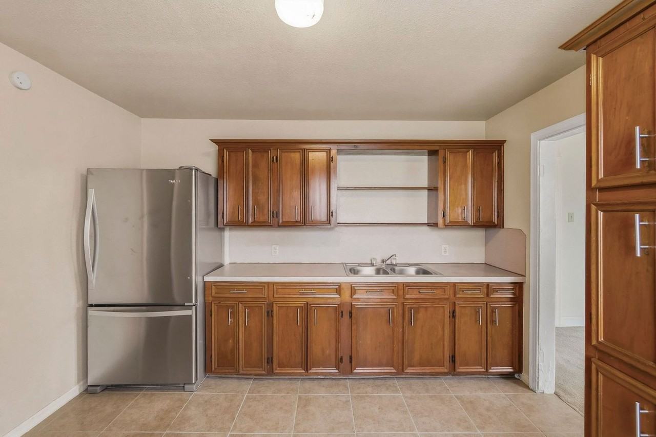 7215 Apache St - Photo 6 of 21