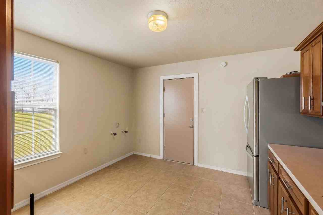 7215 Apache St - Photo 7 of 21